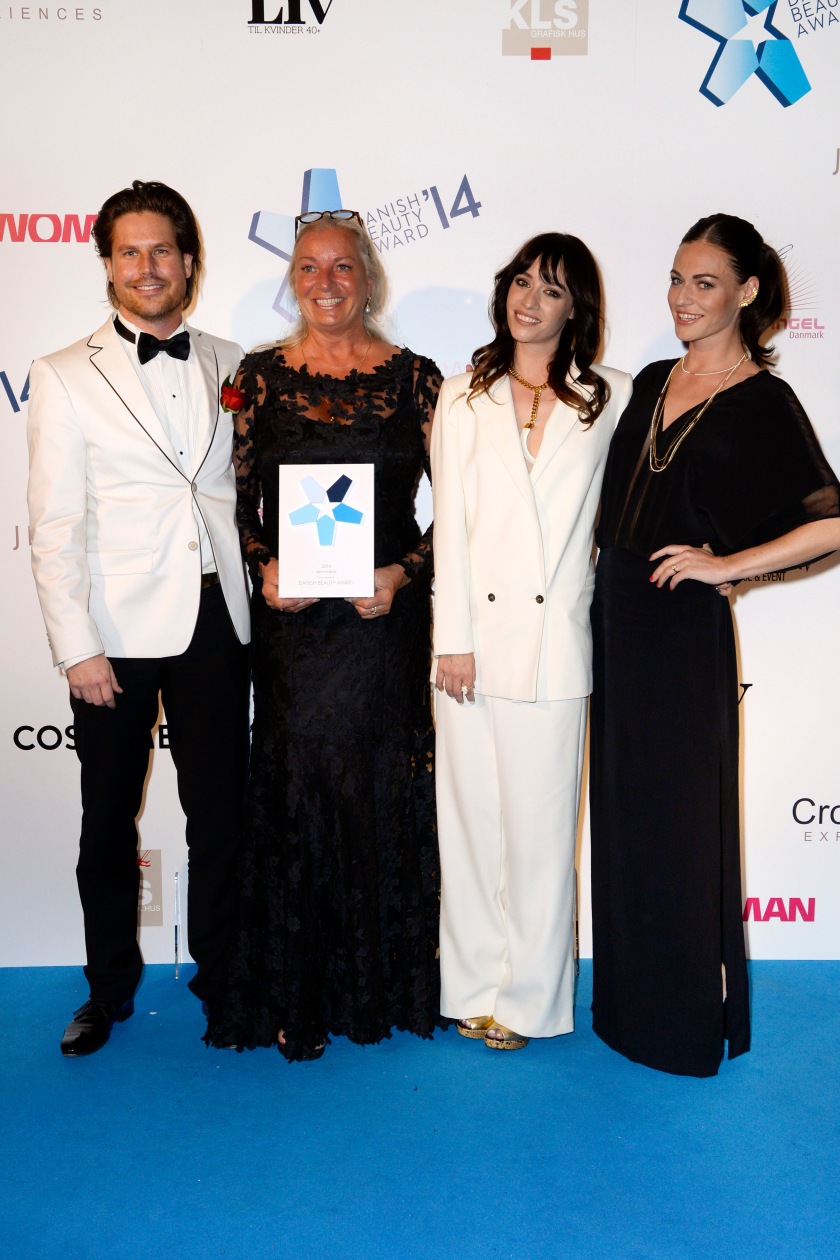 Ilse Jacobsen tog imod prisen som Årets Nye Brand ved Danish Beauty Award sammen med Daniel Lafrenz. Statuetten blev overrakt af Cecilie Lassen og Sarah Grünewald. Foto: Danish Beauty Award.